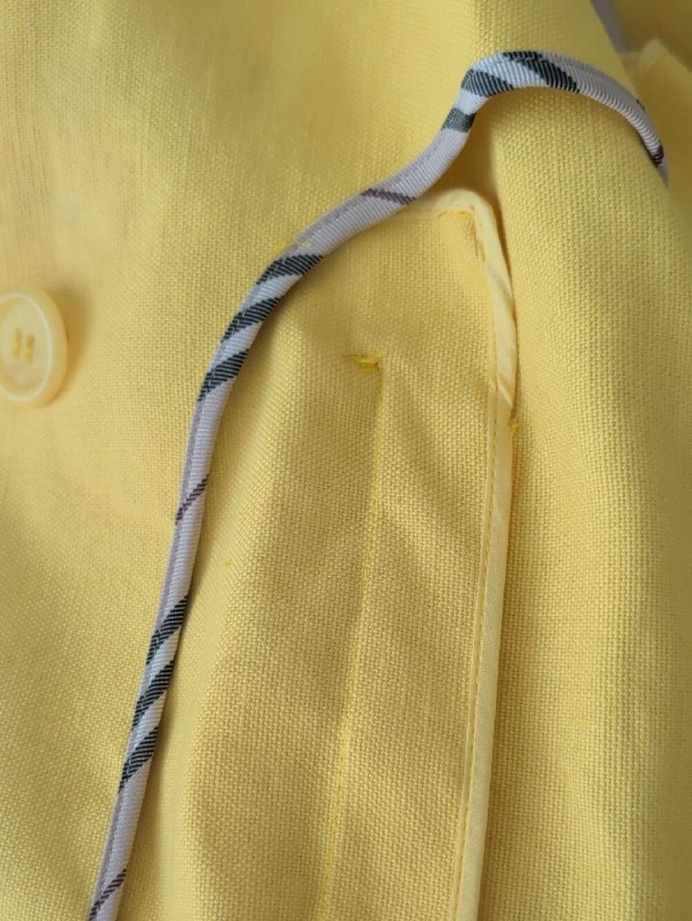 Burberry Yellow Double-Breasted Cotton Trench with White Buttons - Picture 9 of 9